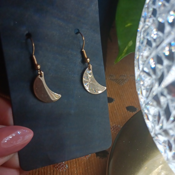 Gold moon earrings NEW ✨️ 💛 - Picture 2 of 3